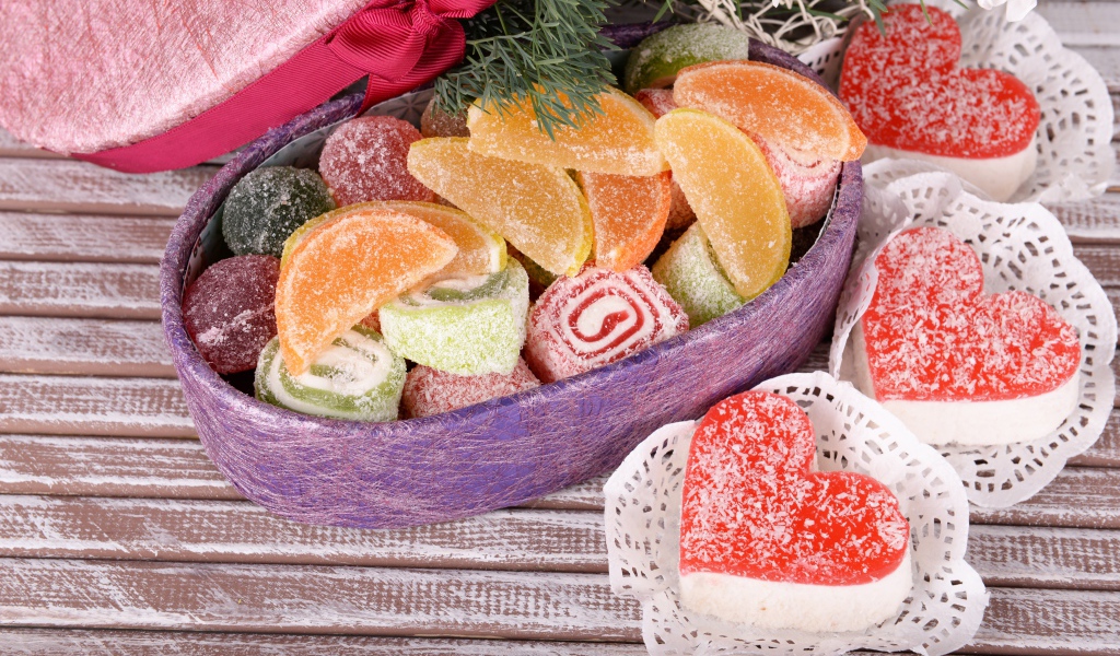 Аппетитные мармеладные конфеты на столе