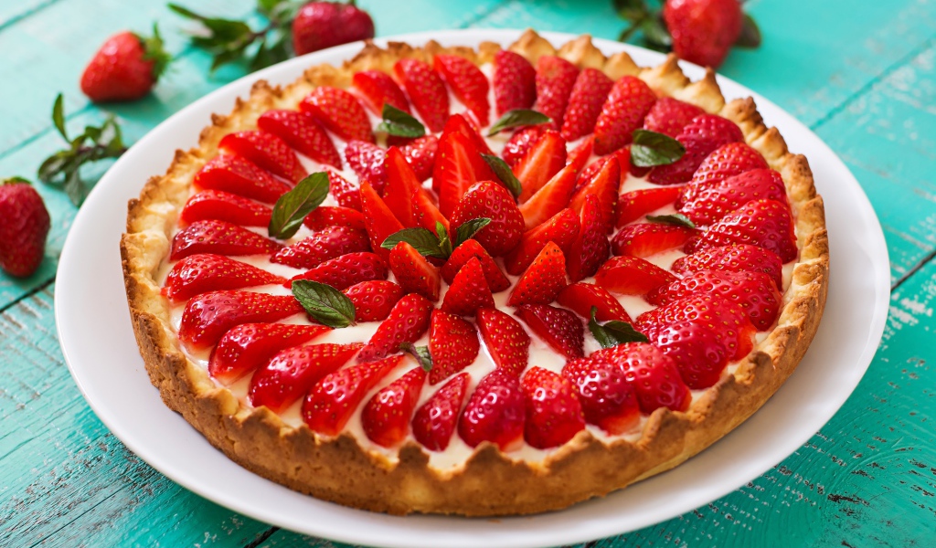 Аппетитный пирог с ягодами клубники  на белом блюде