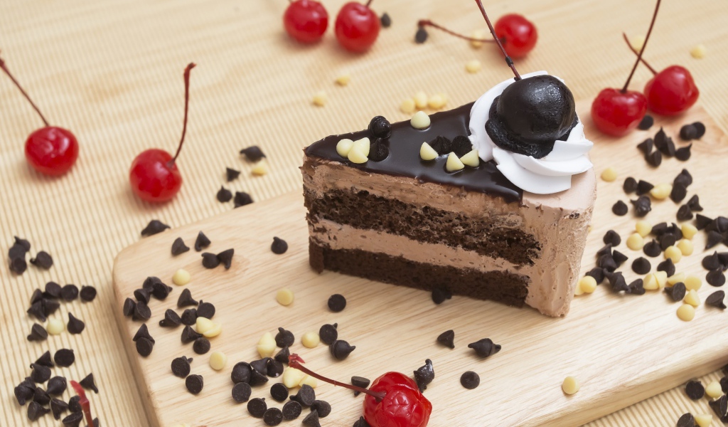 Аппетитный кусок торта с шоколадом и ягодами вишни