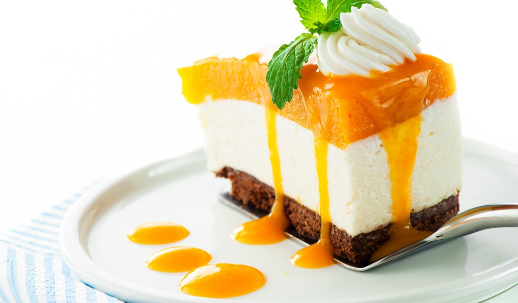 Аппетитный кусок торта с муссом и джемом на белом фоне