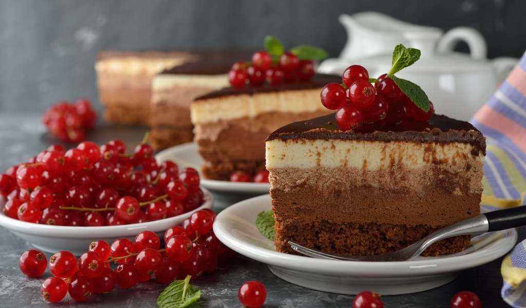 Аппетитные куски торта с ягодами красной смородины