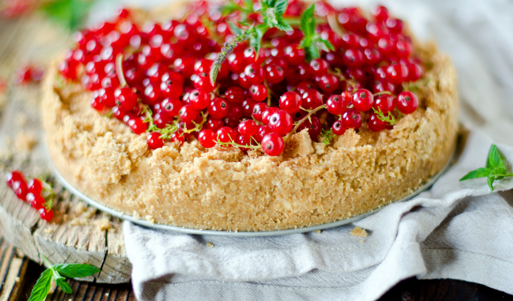 Аппетитный песочный пирог с красной смородиной