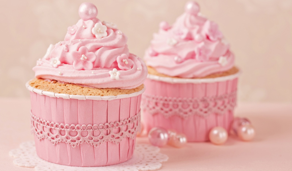 Аппетитные сладкие кексы с розовым кремом 