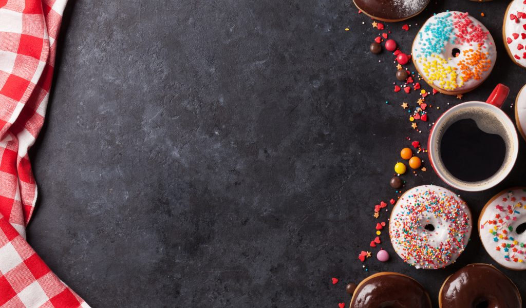 Аппетитные сладкие пончики с кофе на сером фоне