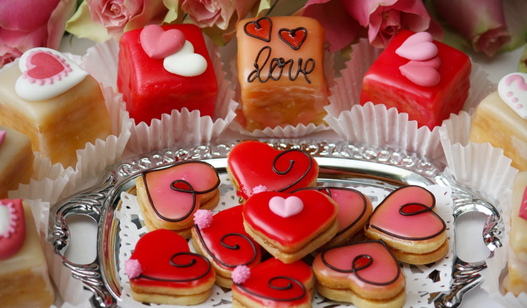 Аппетитное сладкое печенье в форме сердечек