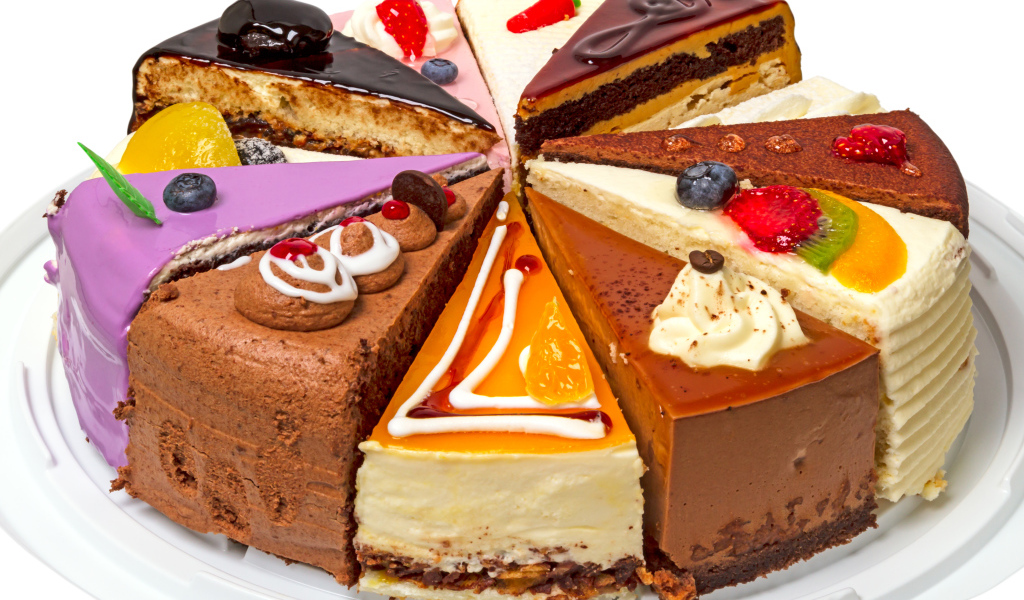 Ассорти из кусков торта на белом фоне