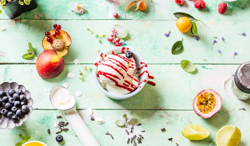 Шарики сливочного мороженого с ягодами и фруктами