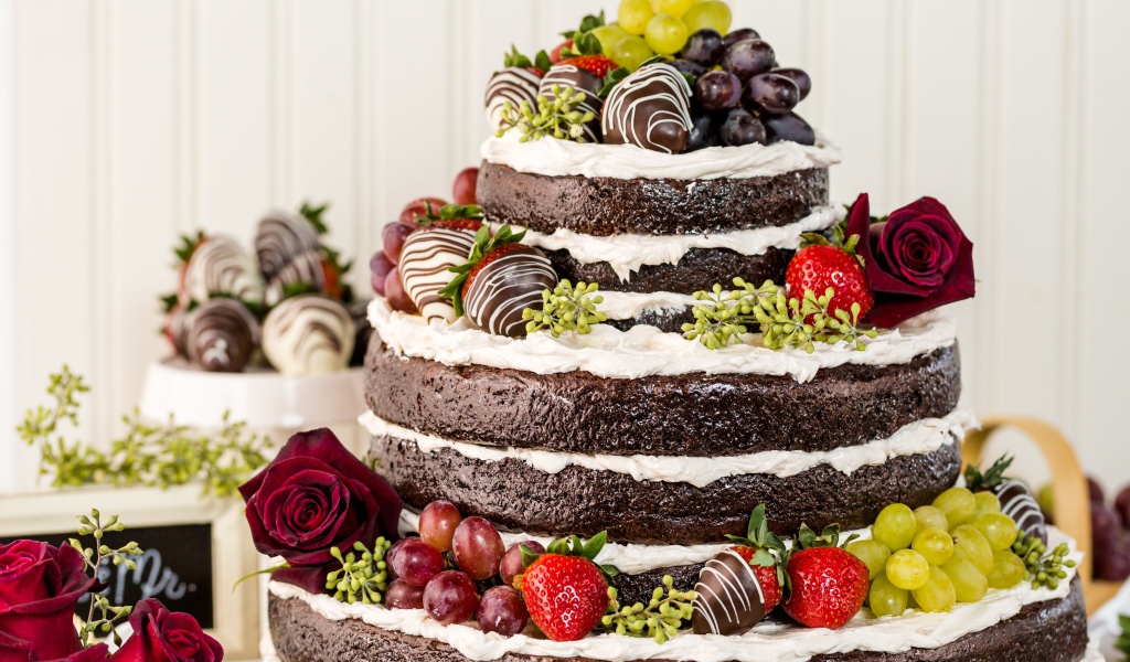 Красивый большой торт с ягодами