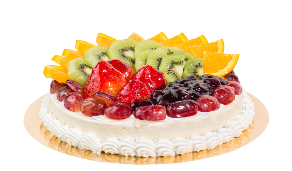 Красивый праздничный торт с ягодами на белом фоне