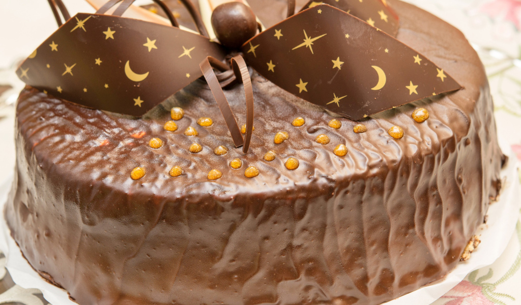 Красивый праздничный торт с шоколадом