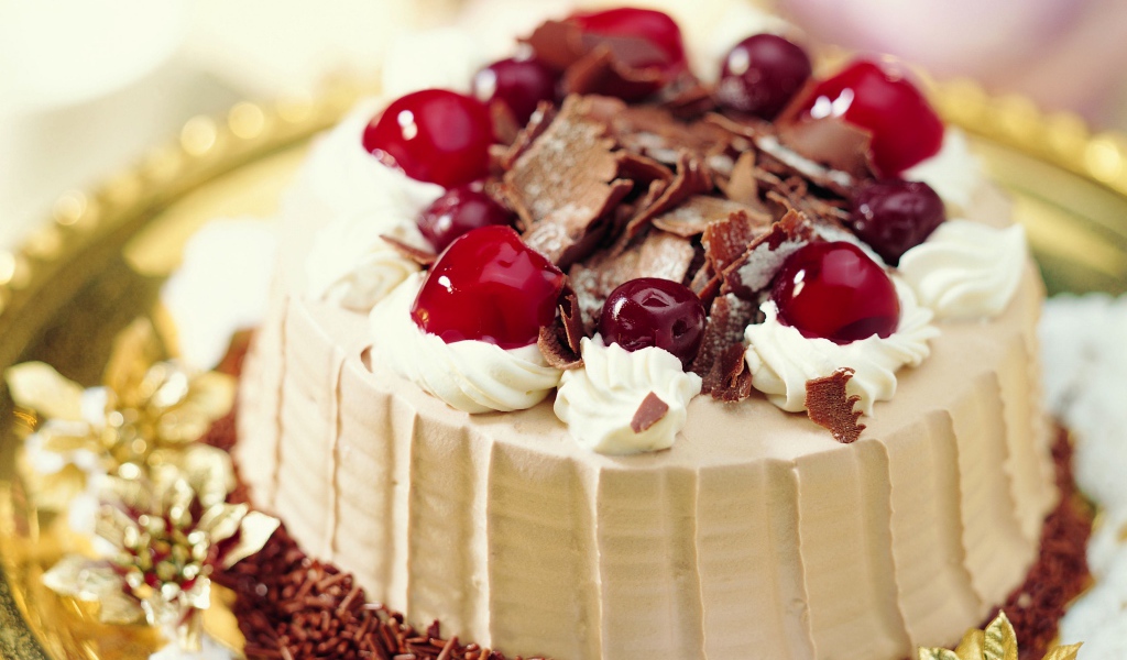 Красивый праздничный торт с кремом, шоколадом и вишнями 