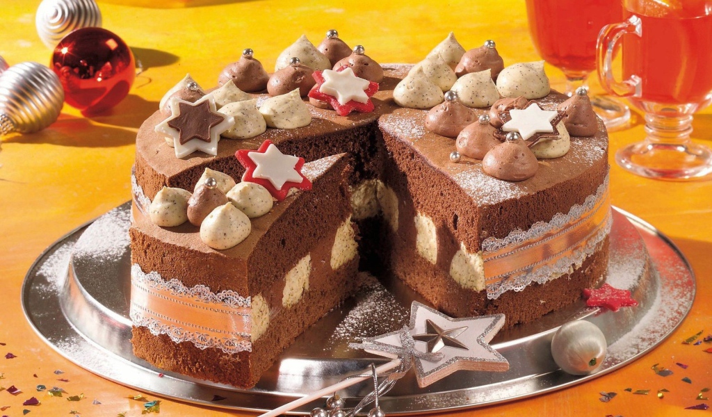 Красивый праздничный торт с кремом на столе с волшебной палочкой