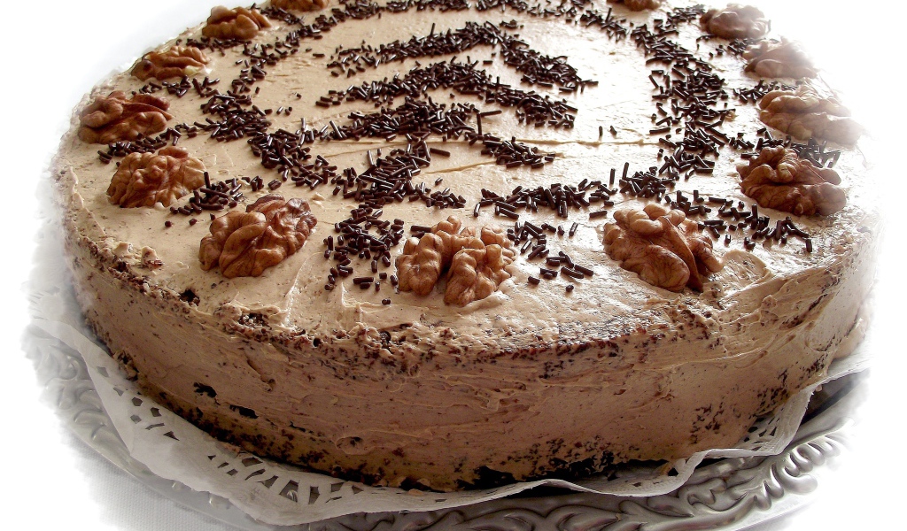 Красивый праздничный торт с грецкими орехами