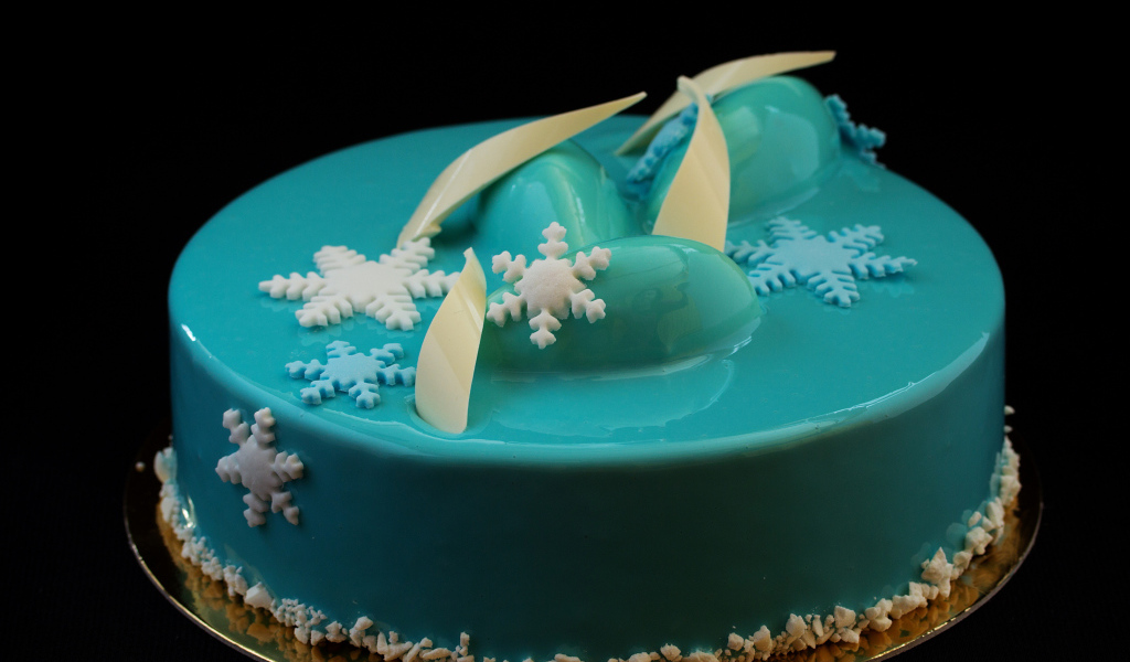 Красивый голубой глянцевый торт со снежинками 