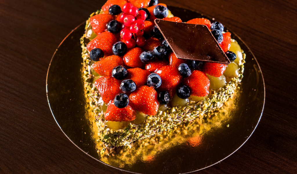 Красивый торт в форме сердца с ягодами