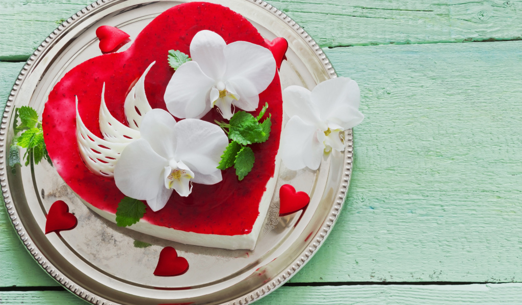 Красивый торт в форме сердца с белыми орхидеями