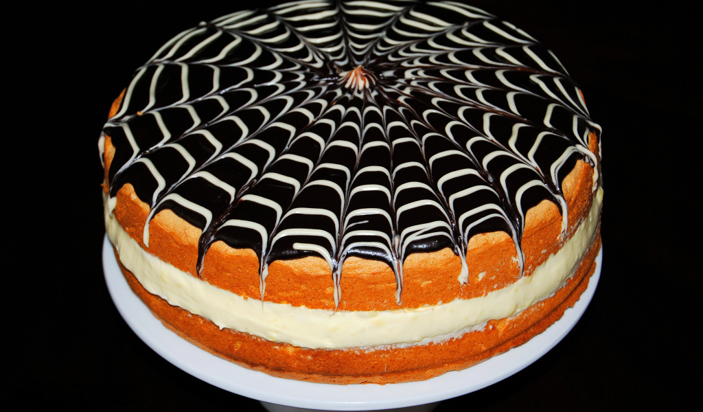 Красивый торт с рисунком на черном фоне