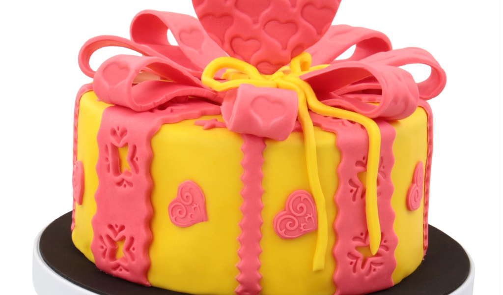 Красивый торт с сердечками из мастики на белом фоне