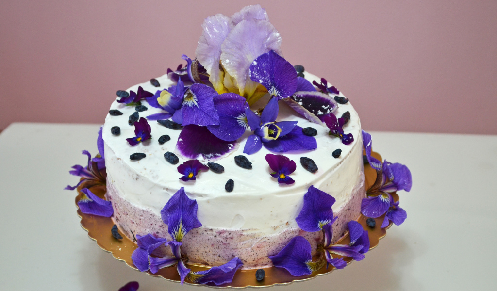 Красивый торт с фиолетовыми цветами ириса 