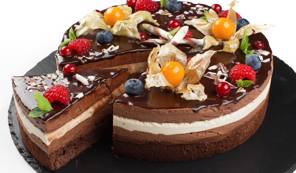 Красивый торт с суфле, шоколадом и ягодами