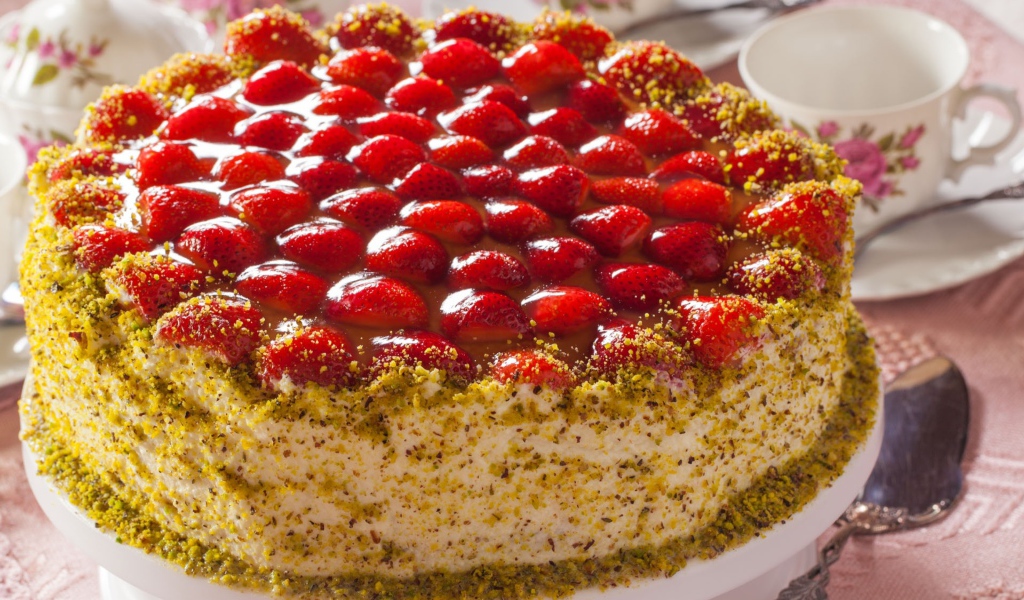 Красивый торт с клубникой 