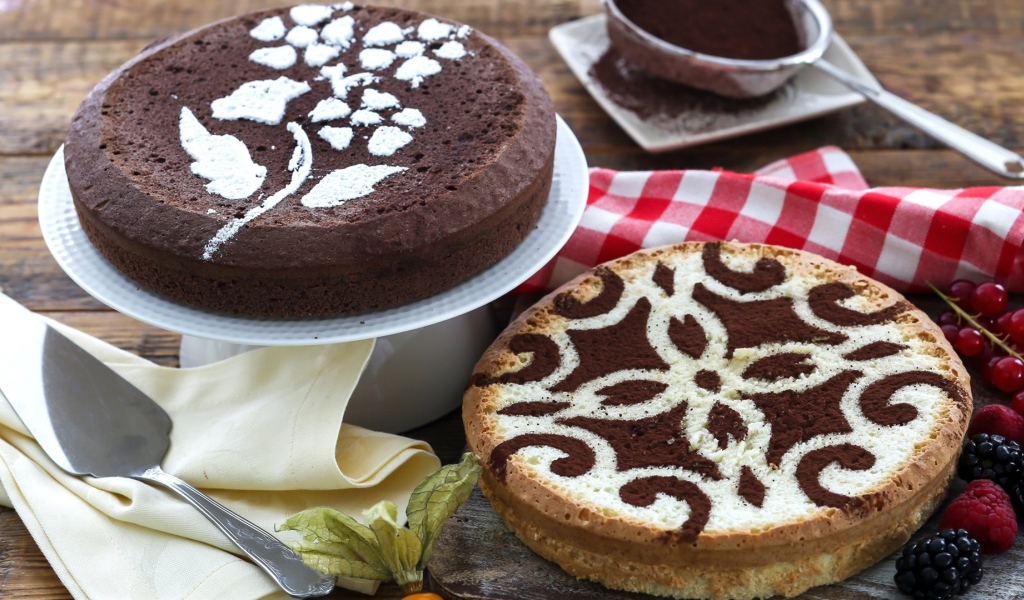 Красивые пироги с рисунком на столе с ягодами