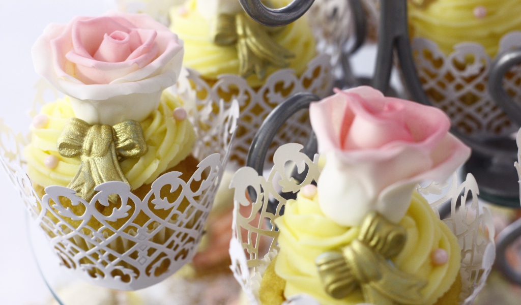 Красивые капкейки с розовыми розами из мастики
