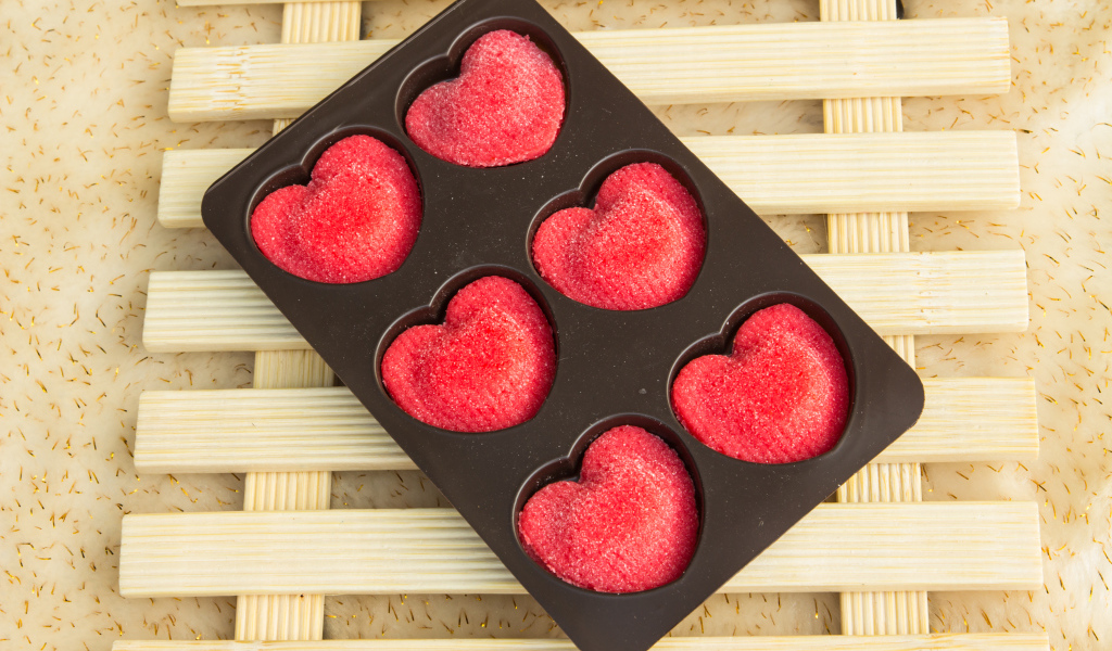 Красивые конфеты в форме красных сердечек