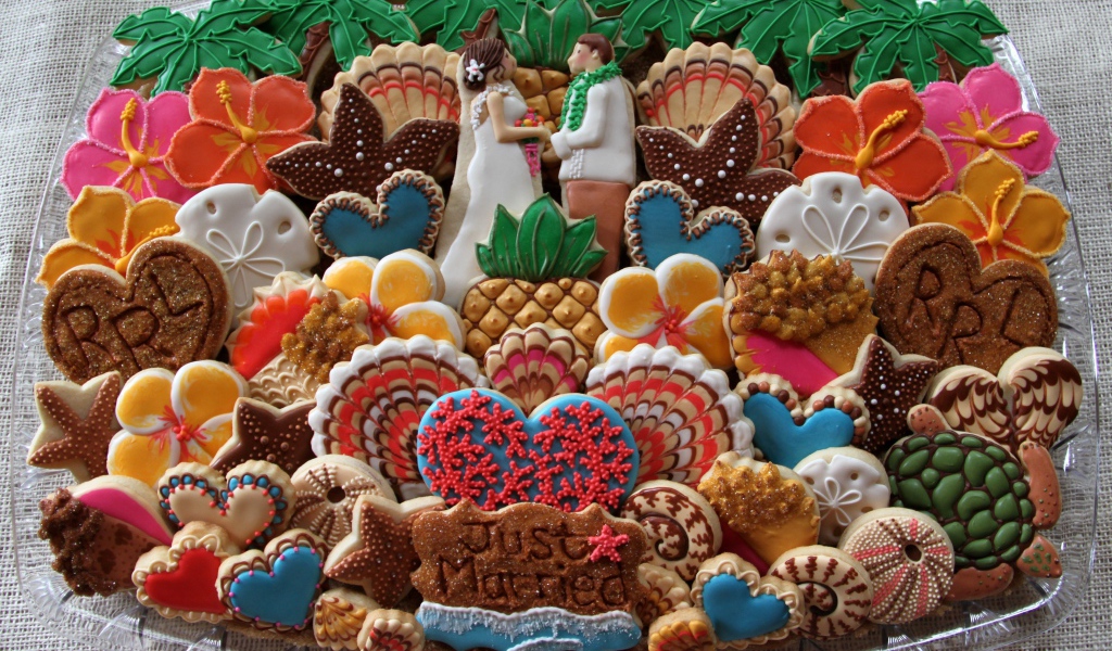 Красивое разноцветное печенье на свадьбу