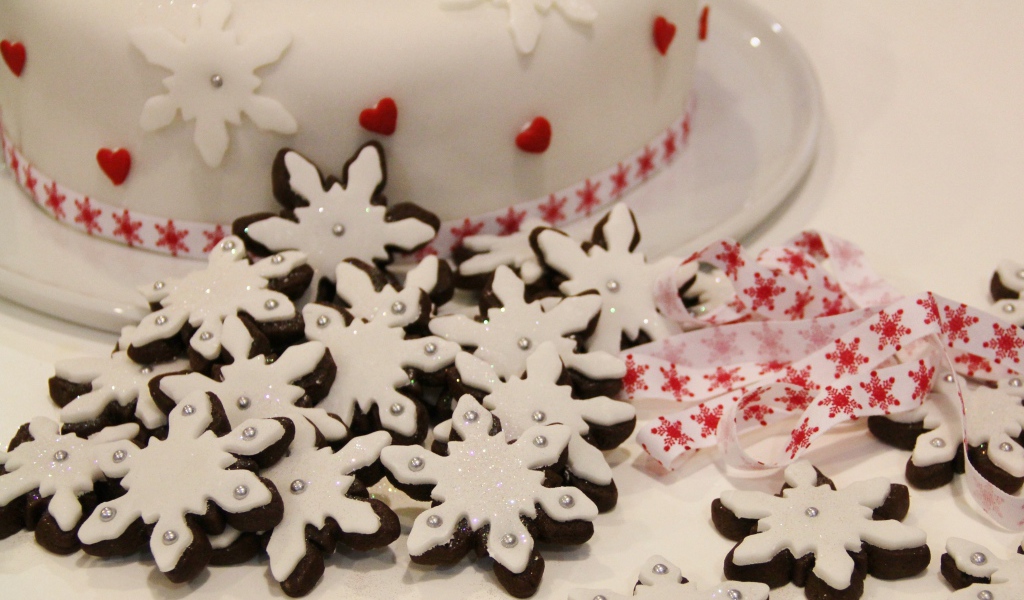 Красивое аппетитное печенье снежинки с глазурью 