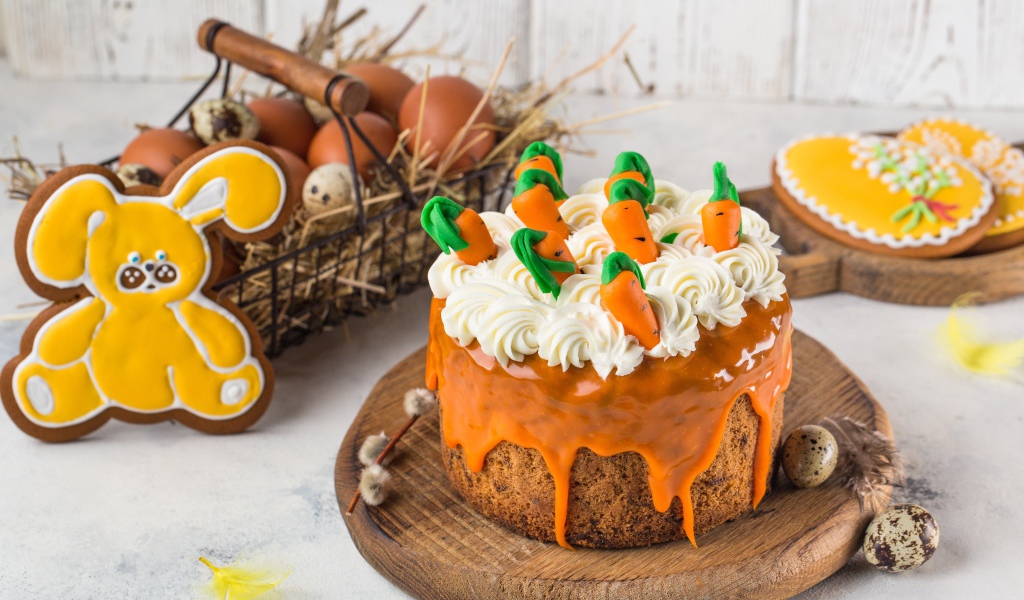 Красивый праздничный кулич с кремом 