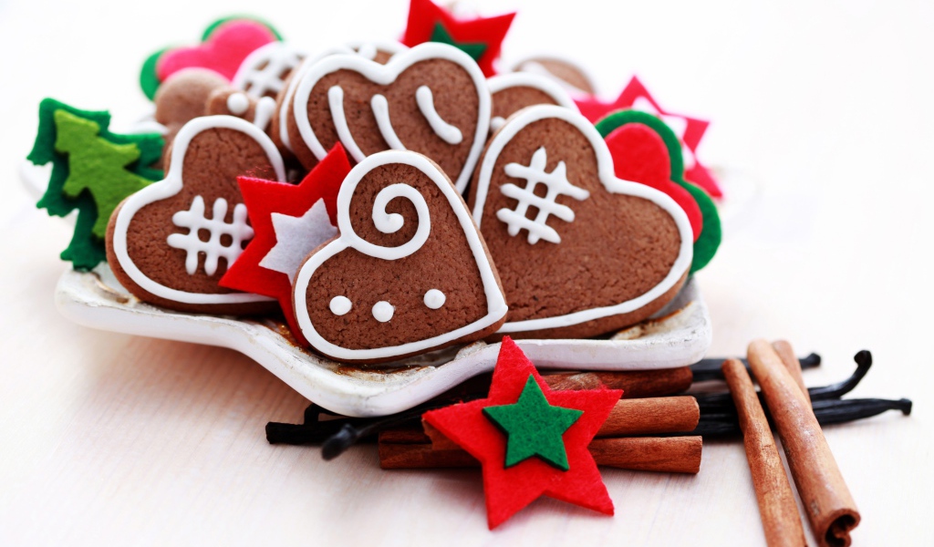 Красивое праздничное печенье на столе с корицей и ванилью 