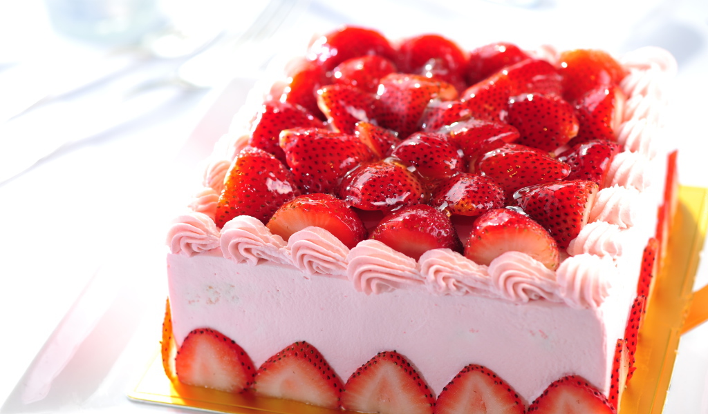 Красивый праздничный торт суфле с клубникой