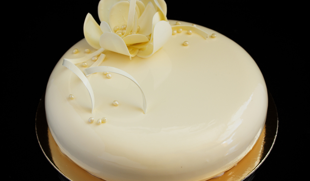 Красивый глянцевый торт с белым цветом