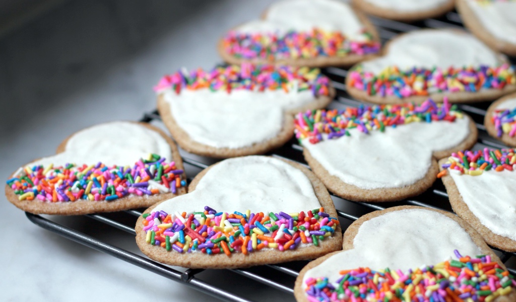 Красивое печенье в форме сердца с сахарной глазурью