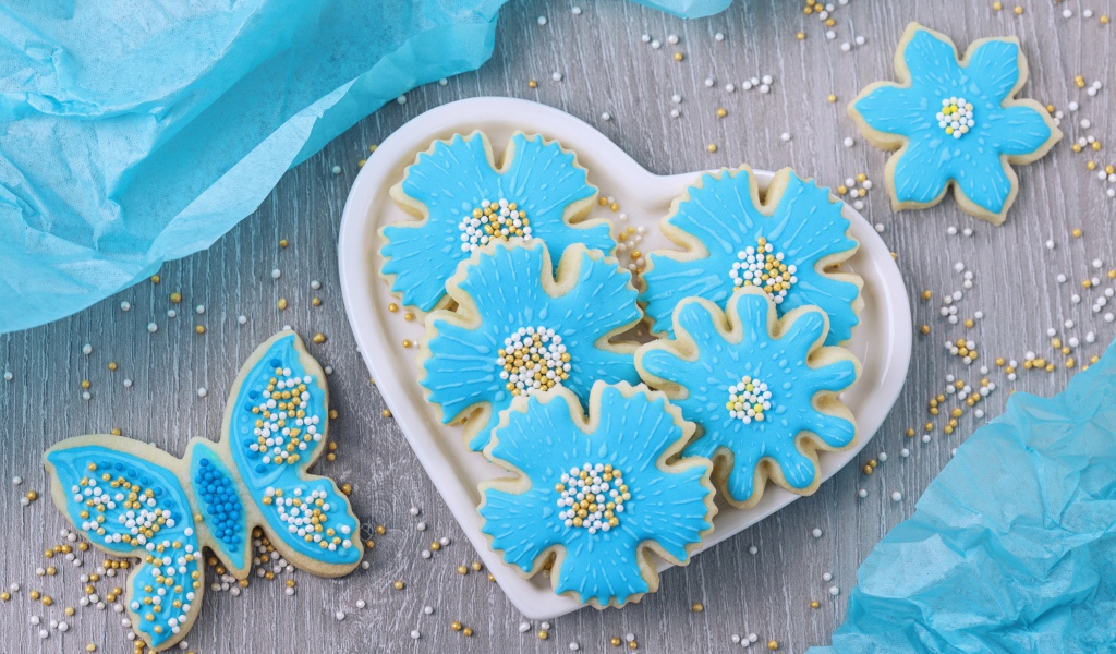 Красивое праздничное печенье с голубой глазурью