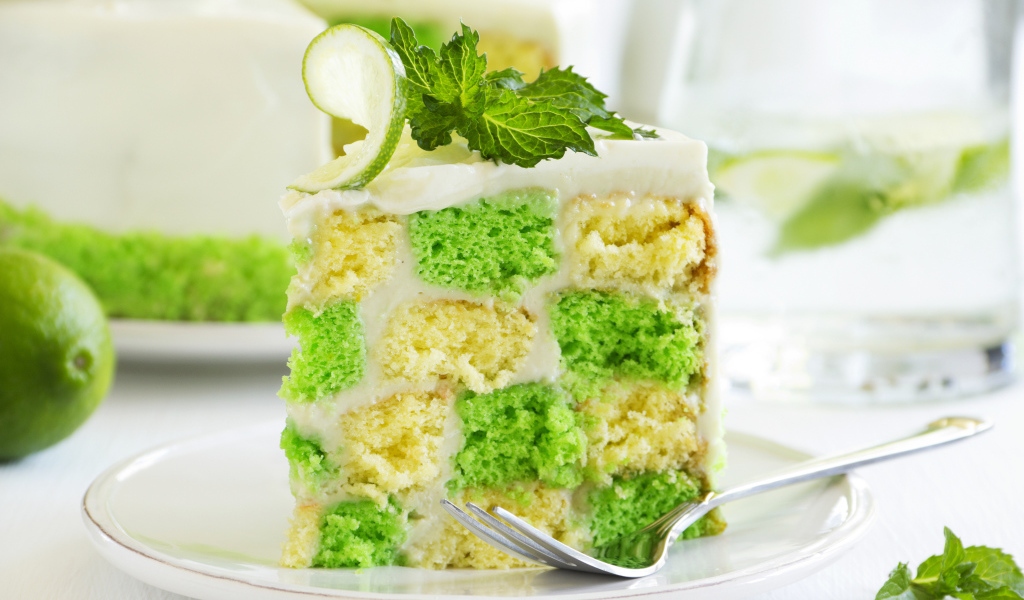 Красивый разноцветный торт с лаймом