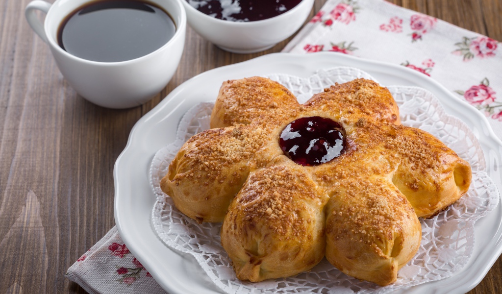 Красивый пирог на столе с чаем