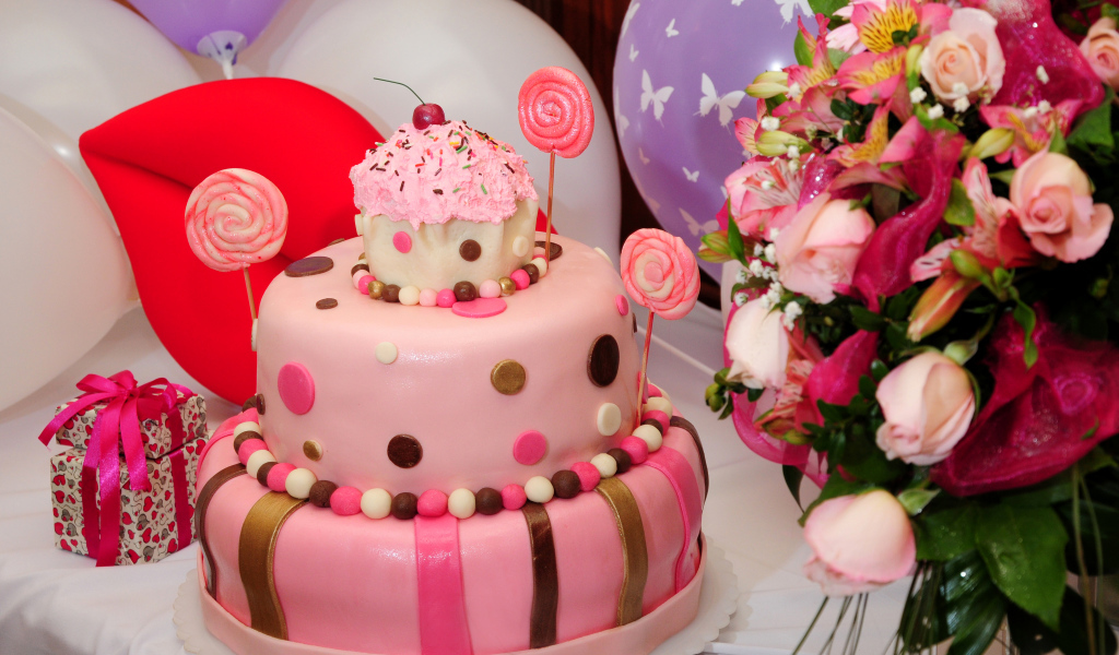 Красивый розовый торт на день рождения с букетом цветов