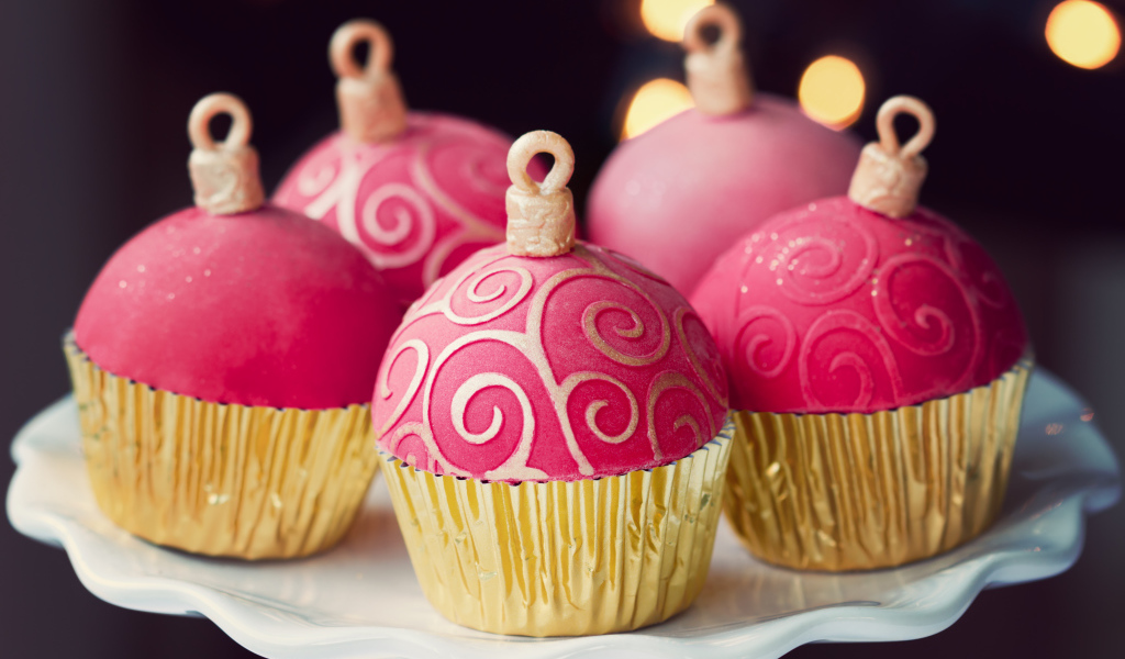 Красивые розовые кексы на Новый год 