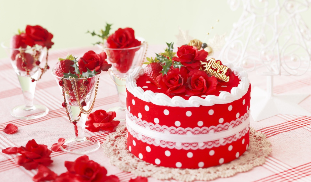 Красивый красный торт с цветами на Рождество 2019