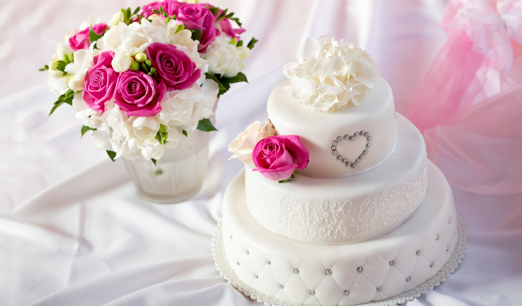 Красивый свадебный торт с букетом цветов на белом фоне