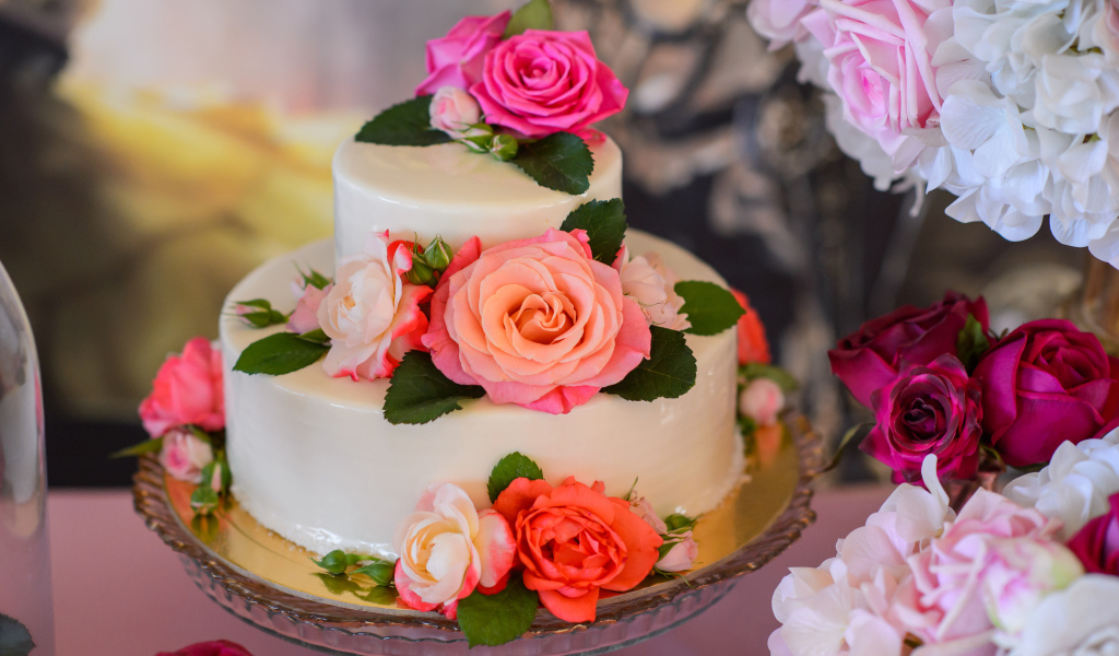 Красивый свадебный торт с розами
