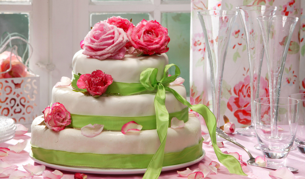 Красивый свадебный торт с розами и лентой