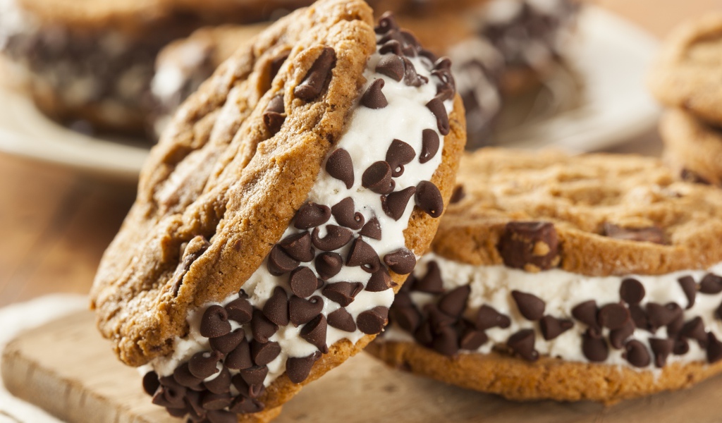 Печенье с белой начинкой и кусочками шоколада