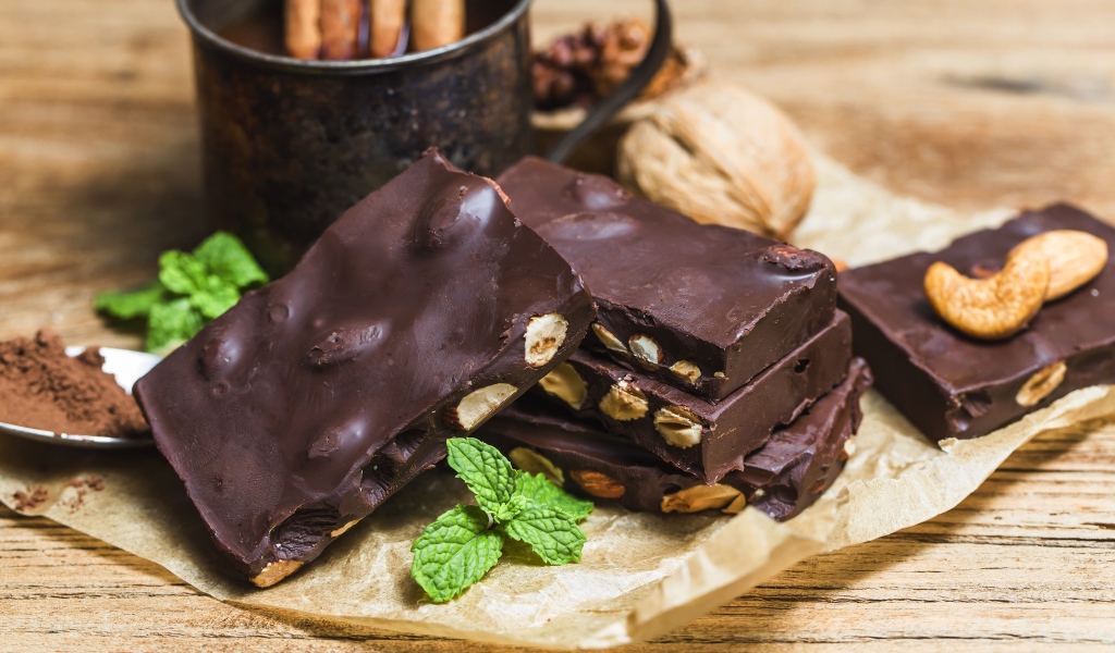 Черный шоколад с орехами на столе 