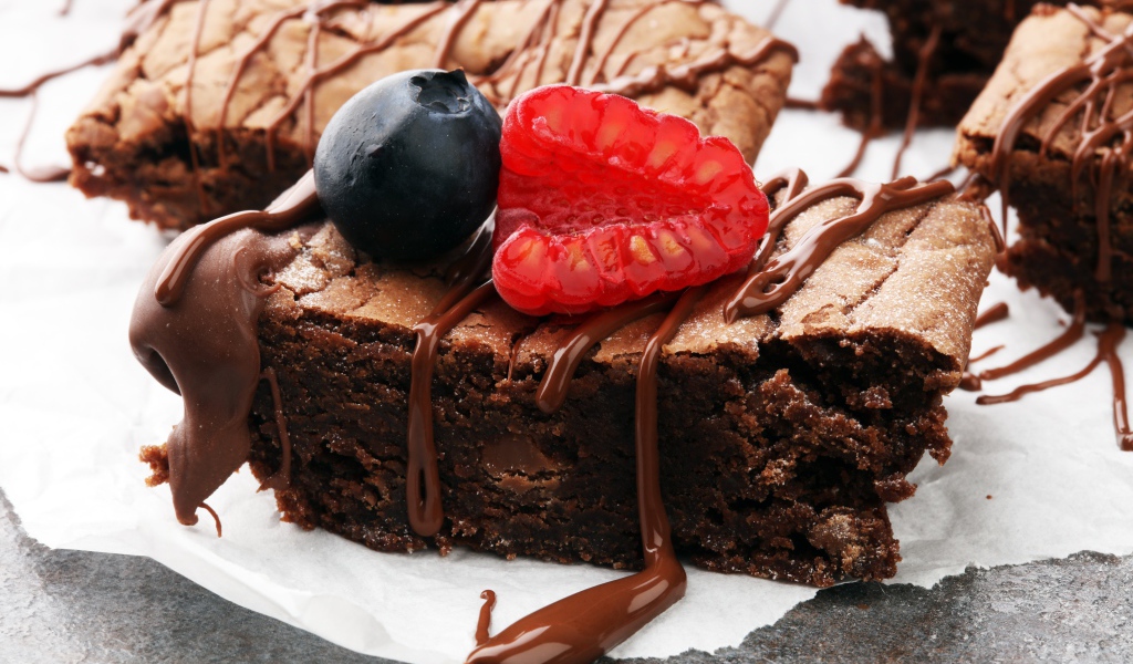 Пирожное брауни с шоколадом и ягодами малины и черники 