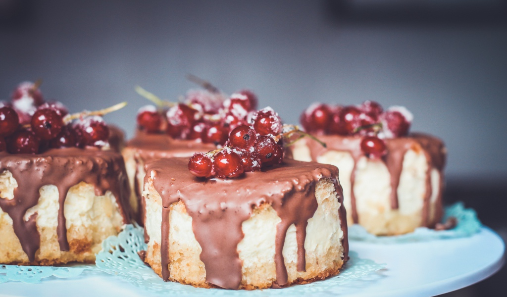 Пирожное в глазури с ягодами красной смородины