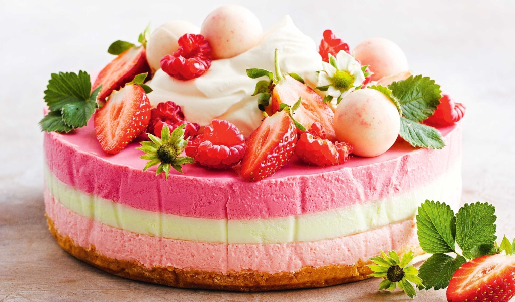 Торт мусс с ягодами клубники и малины