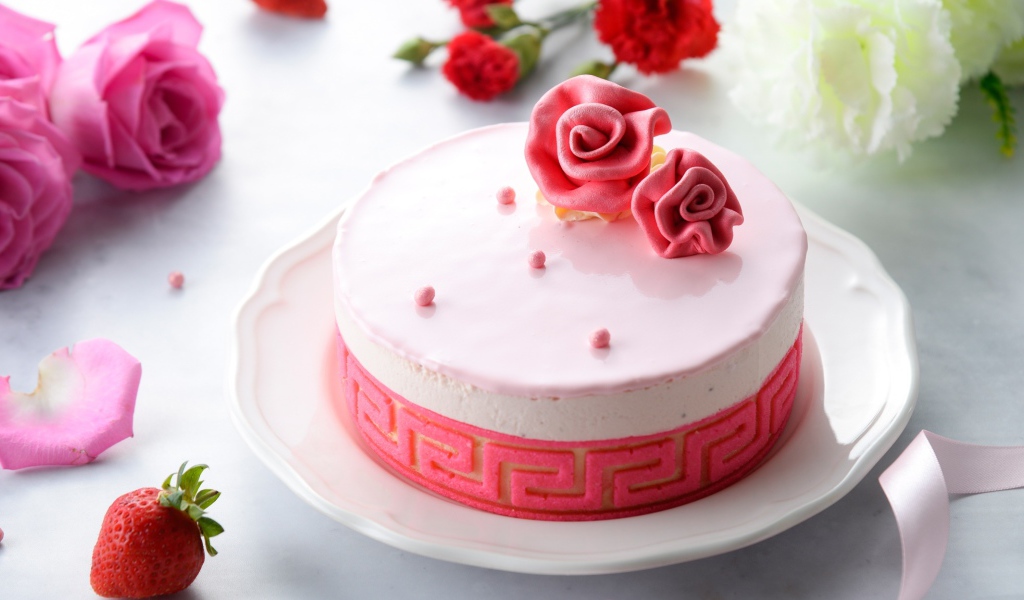 Торт суфле на столе с цветами 